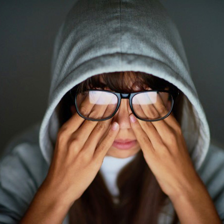 Coçar os olhos com frequência pode favorecer o astigmatismo